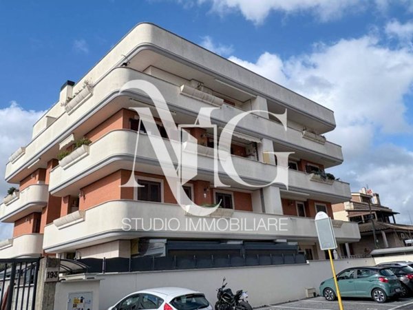 appartamento in vendita a Roma in zona Pantan Monastero