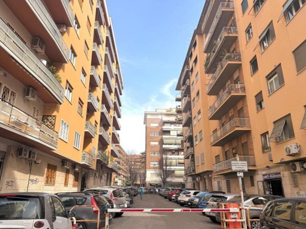 appartamento in vendita a Roma in zona Appio Latino