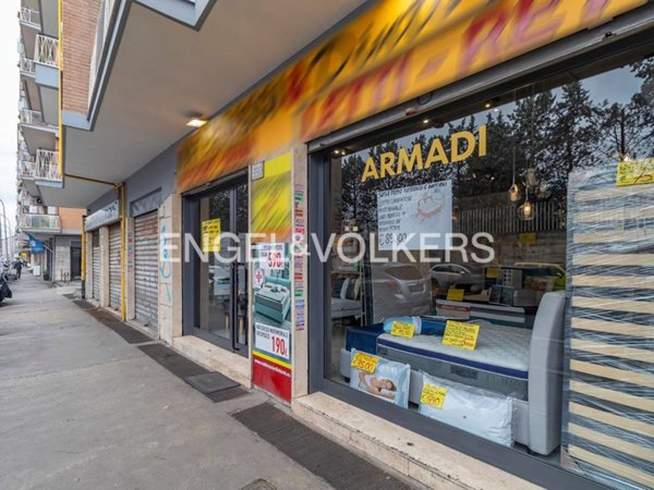 negozio in vendita a Roma in zona Cinecittà
