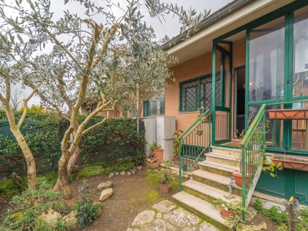casa indipendente in vendita a Roma in zona Acilia