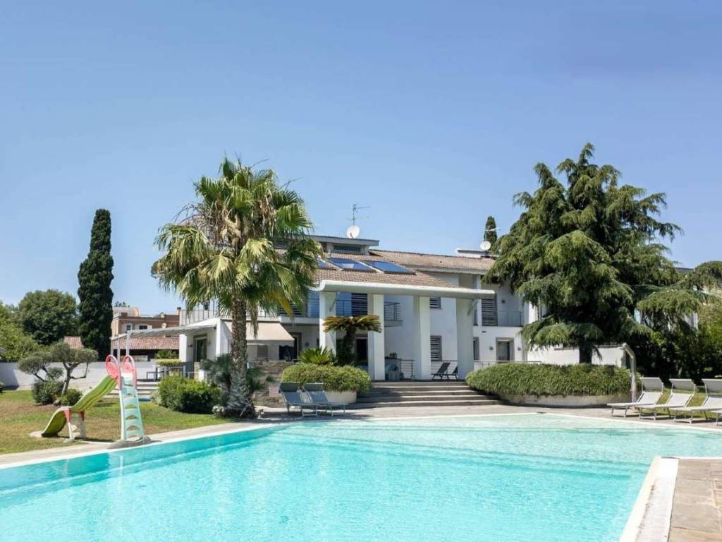 casa indipendente in vendita a Roma in zona Casal Palocco