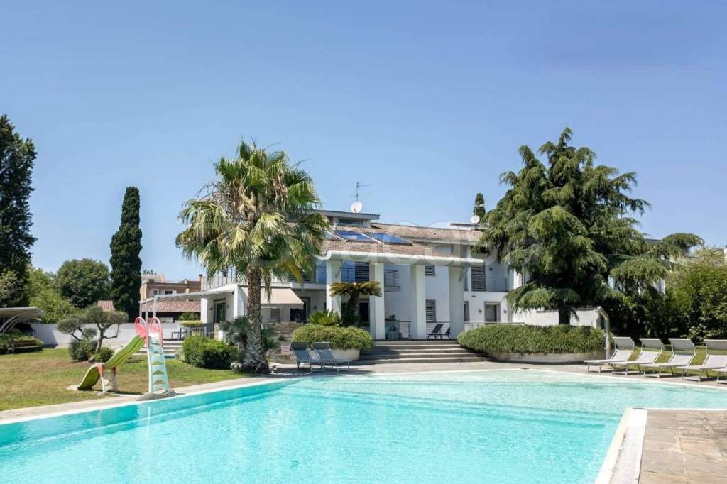 casa indipendente in vendita a Roma in zona Casal Palocco
