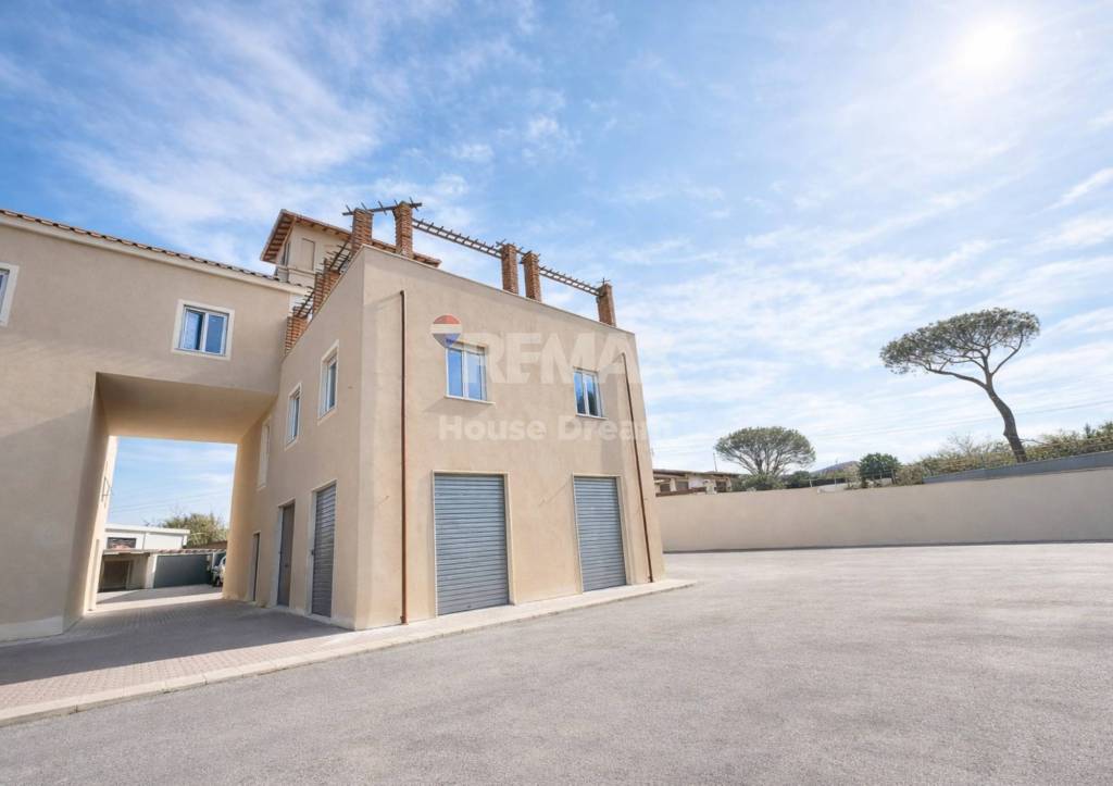 appartamento in vendita a Roma in zona Appio Claudio