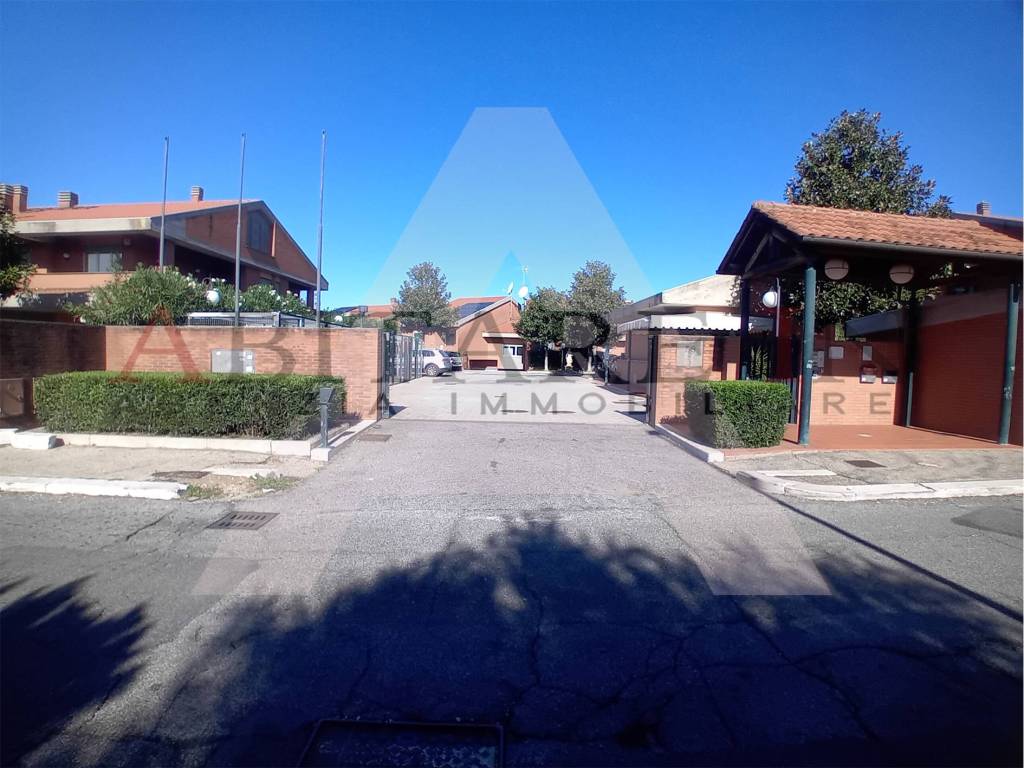 casa indipendente in vendita a Roma in zona Casal Palocco