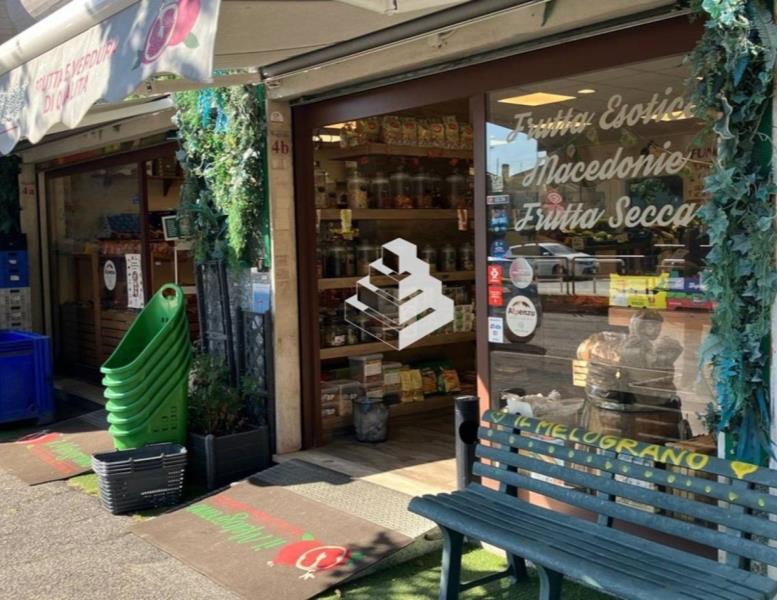 locale commerciale in vendita a Roma in zona Casal Morena