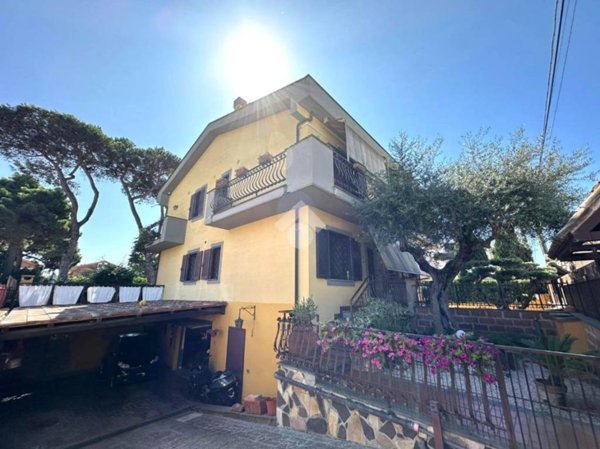 casa indipendente in vendita a Roma in zona Ostia