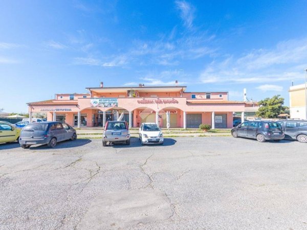 negozio in vendita a Roma in zona Castelverde