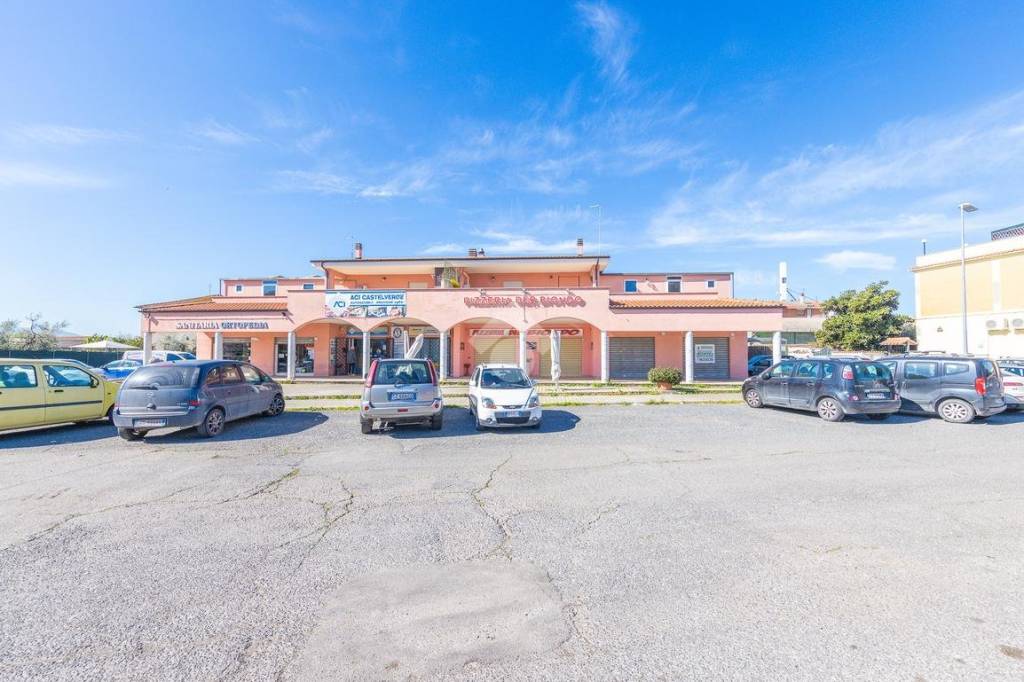 negozio in vendita a Roma in zona Castelverde