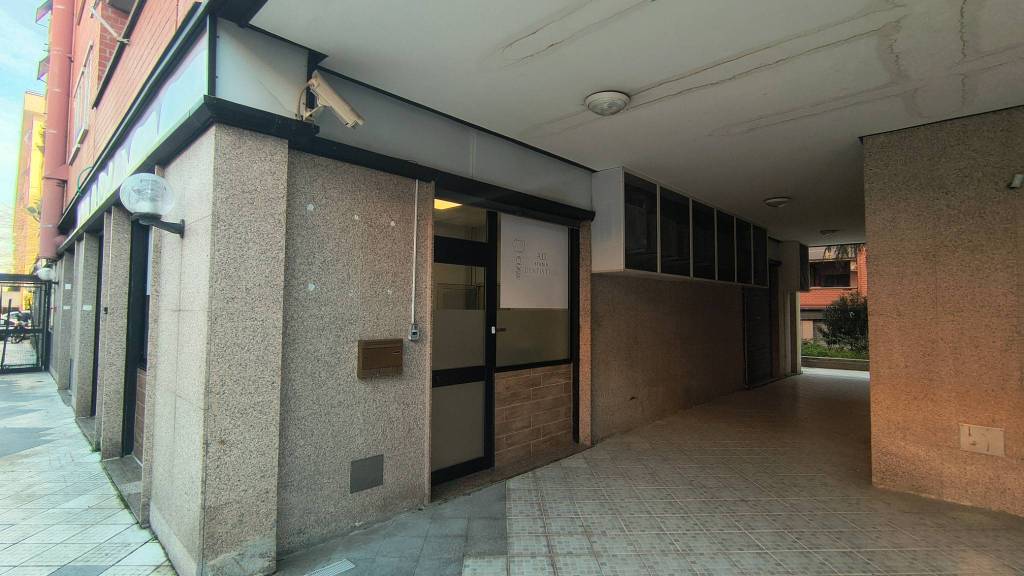 negozio in vendita a Roma in zona San Basilio