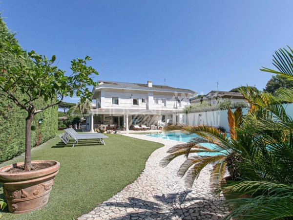 casa indipendente in vendita a Roma in zona Casal Palocco