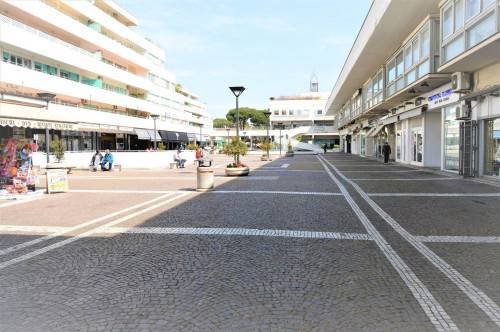locale commerciale in vendita a Roma in zona Casal Palocco
