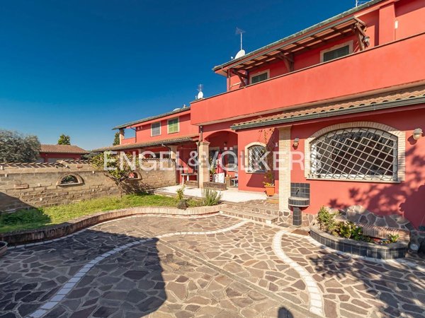 casa indipendente in vendita a Roma in zona Torre Angela