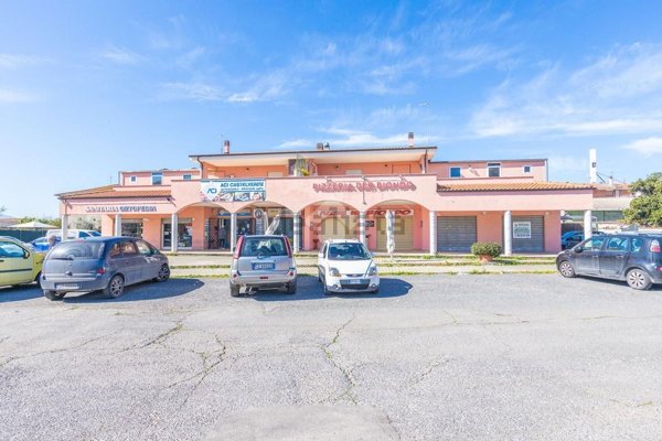 locale commerciale in vendita a Roma in zona Castelverde