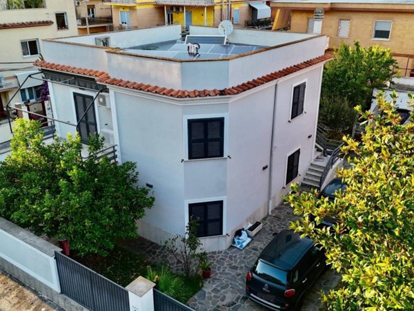 casa indipendente in vendita a Roma in zona Ostia