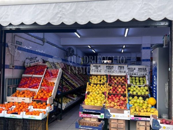 negozio in vendita a Roma in zona Infernetto