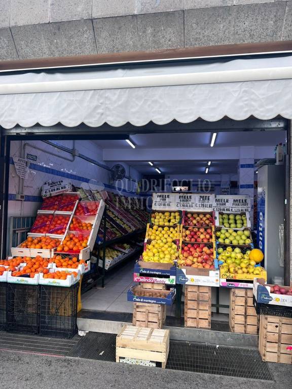 negozio in vendita a Roma in zona Infernetto