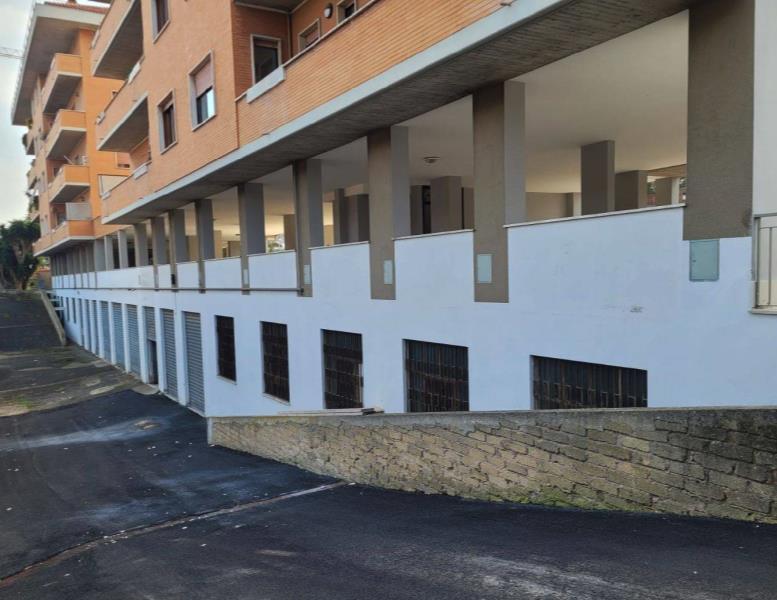 negozio in vendita a Roma in zona Primavalle