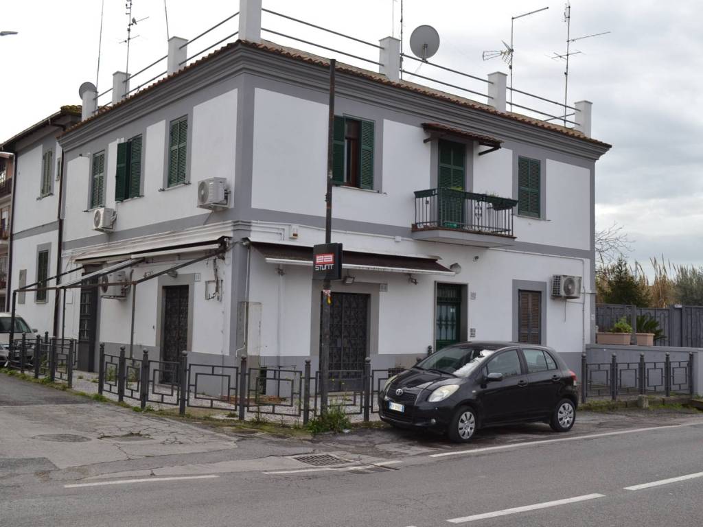 negozio in vendita a Roma in zona Appio Claudio