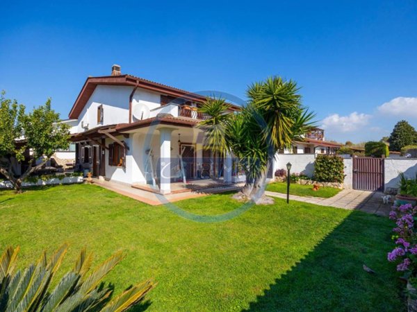 casa indipendente in vendita a Roma in zona Casal Palocco