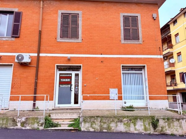 negozio in vendita a Roma in zona Tomba di Nerone