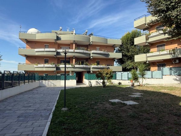appartamento in vendita a Roma in zona Pantan Monastero