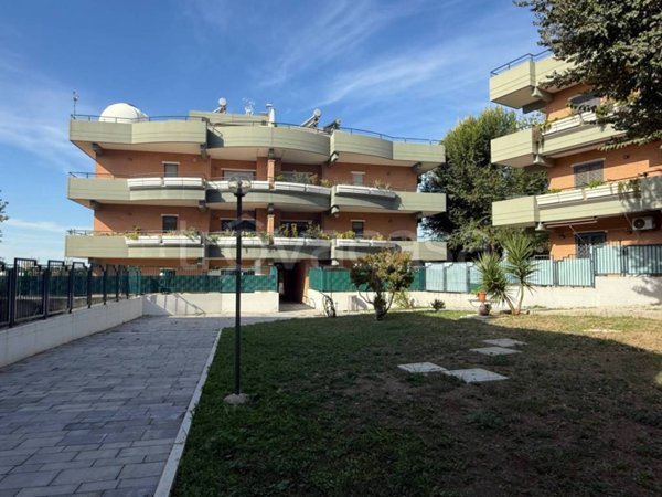 appartamento in vendita a Roma in zona Valle Santa