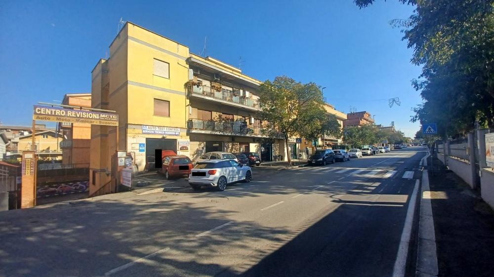 locale commerciale in vendita a Roma in zona Torre Angela
