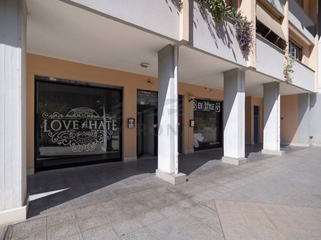 negozio in vendita a Roma in zona Ardeatino