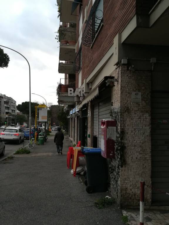 negozio in vendita a Roma in zona Ardeatino