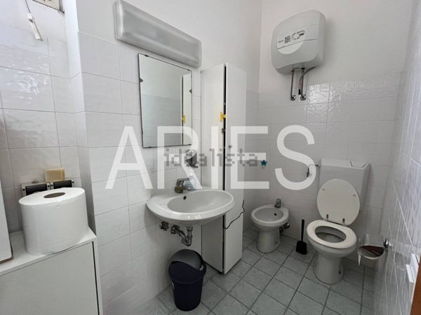 locale commerciale in vendita a Roma in zona Acilia