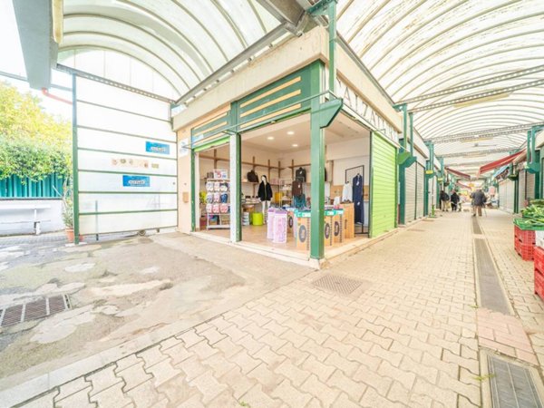 negozio in vendita a Roma in zona Cinecittà
