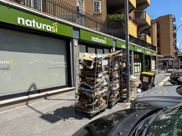 negozio in vendita a Roma in zona Ardeatino