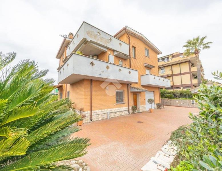 appartamento in vendita a Roma in zona Case Rosse