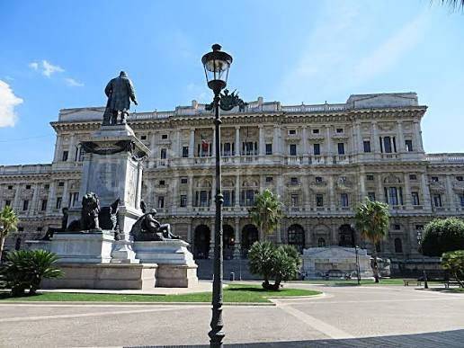 negozio in vendita a Roma in zona Rione Prati