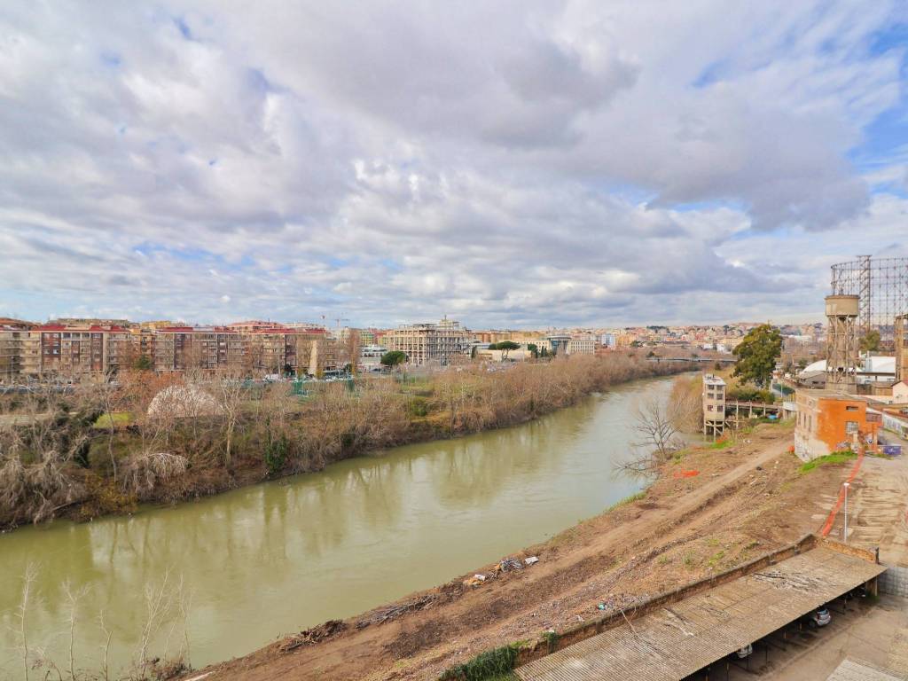appartamento in vendita a Roma in zona Ostiense