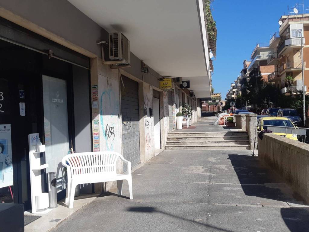 negozio in vendita a Roma in zona Torrevecchia