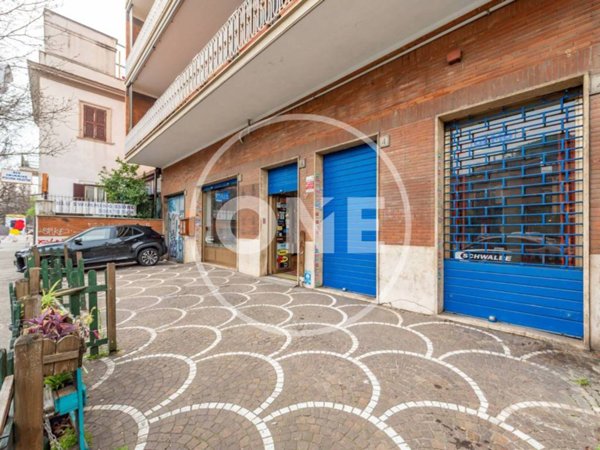 negozio in vendita a Roma in zona Tuscolano