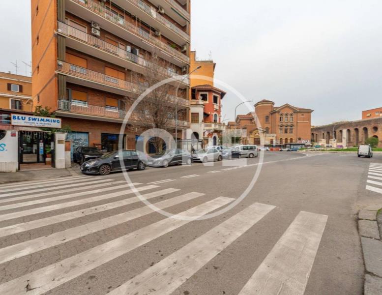 negozio in vendita a Roma in zona Tuscolano