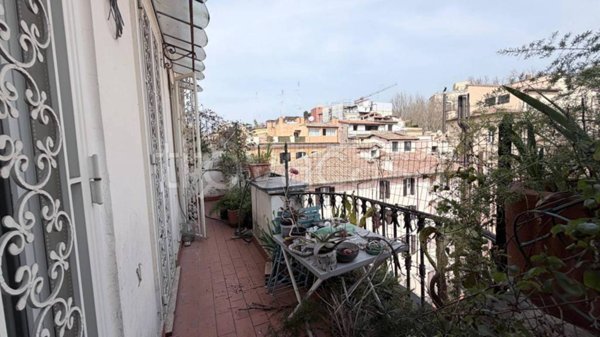 appartamento in vendita a Roma in zona Trevi-Colonna