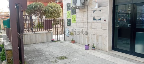 locale commerciale in vendita a Roma in zona Torre Angela