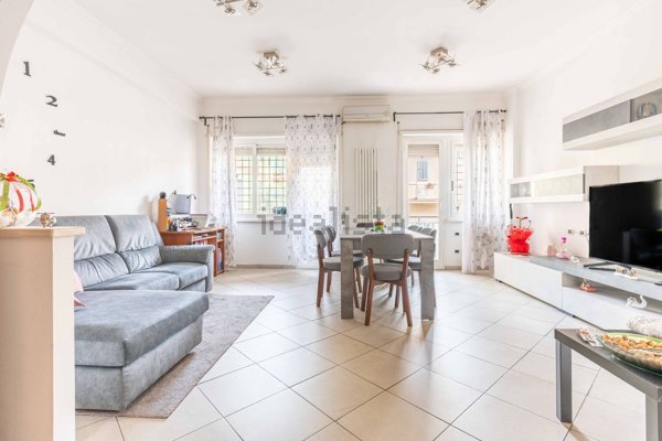 appartamento in vendita a Roma in zona Torre Angela