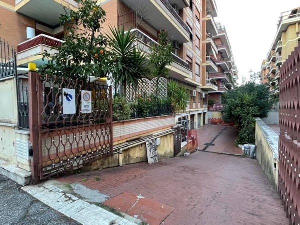 locale commerciale in vendita a Roma in zona Ostia