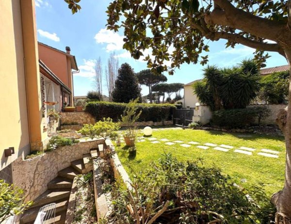 casa indipendente in vendita a Roma in zona Casal Palocco