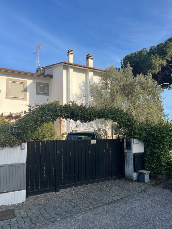 casa indipendente in vendita a Roma in zona Casal Palocco