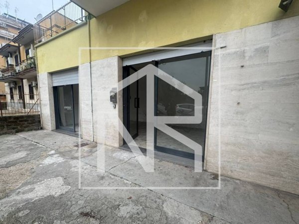 negozio in vendita a Roma in zona Torre Maura