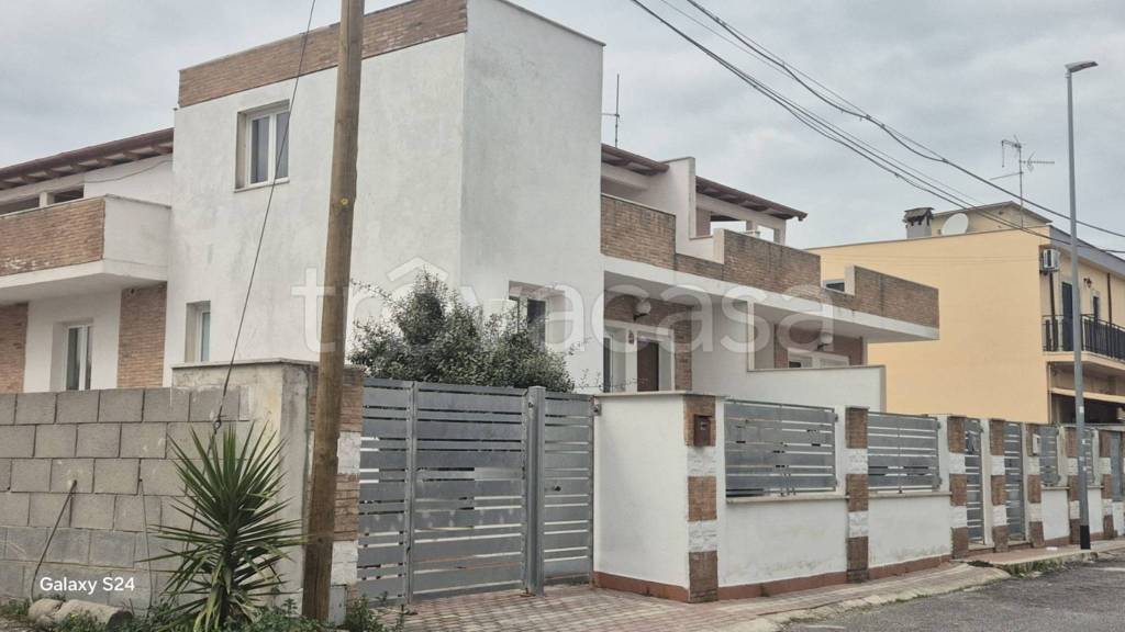 casa indipendente in vendita a Roma in zona Lago Regillo