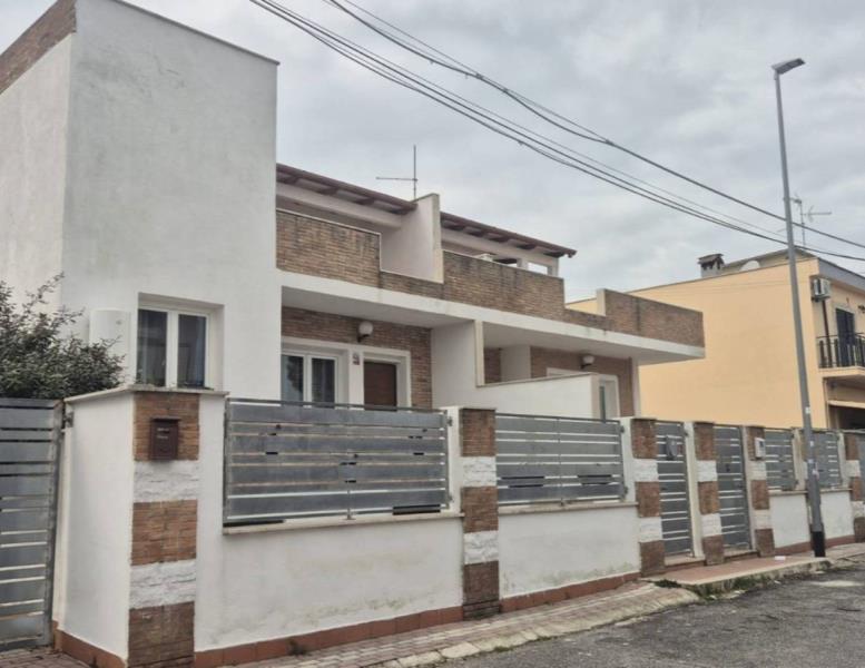 casa indipendente in vendita a Roma in zona Lago Regillo