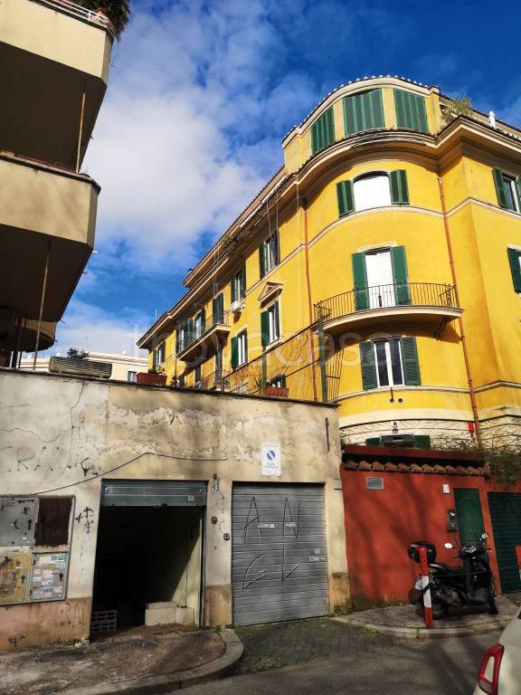 locale commerciale in vendita a Roma in zona Della Vittoria