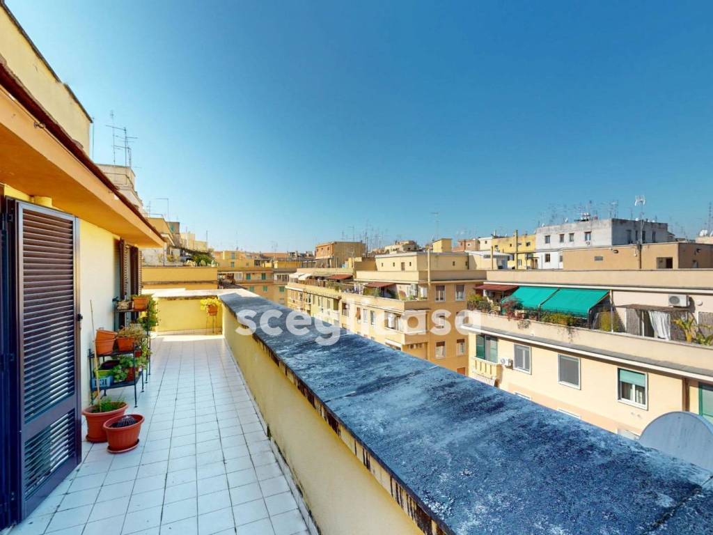 appartamento in vendita a Roma in zona Appio Latino