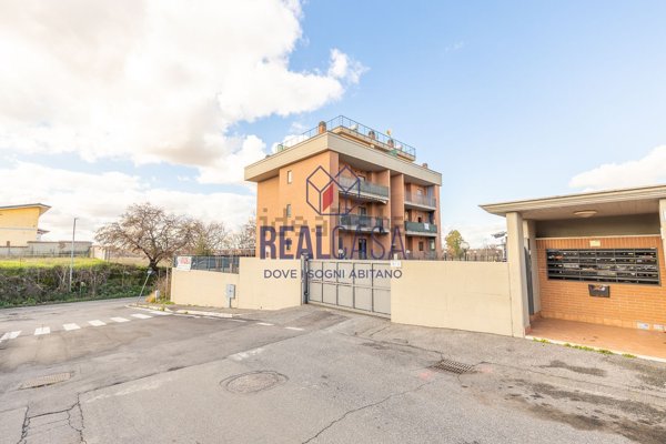 appartamento in vendita a Roma in zona Lunghezza